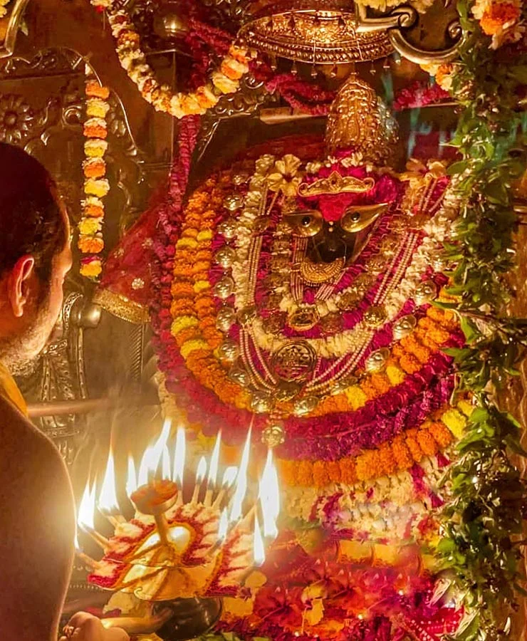 समय के माध्यम से यात्रा: विंध्याचल मंदिर के समृद्ध इतिहास को उजागर करना 6 Vindhyachal Temple - A sacred Hindu pilgrimage site dedicated to goddess Vindhyavasini, located in Vindhya Range of Uttar Pradesh, India.